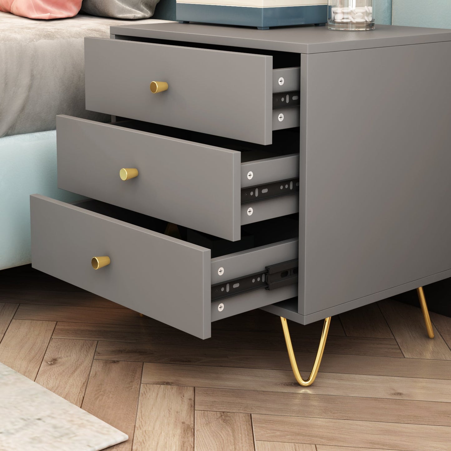 Table de chevet moderne avec pieds en bois massif, table d'appoint minimaliste et polyvalente à 3 tiroirs