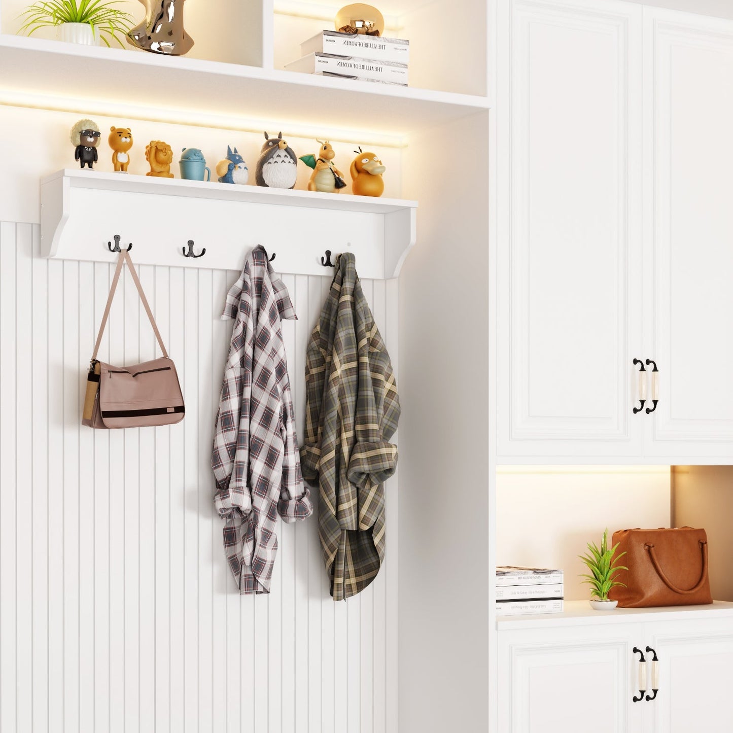 Meuble d'entrée avec étagère, rangement à chaussures et armoire à manteaux.