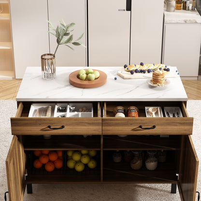 Îlot de cuisine en bois avec comptoir en placage de marbre et rangements