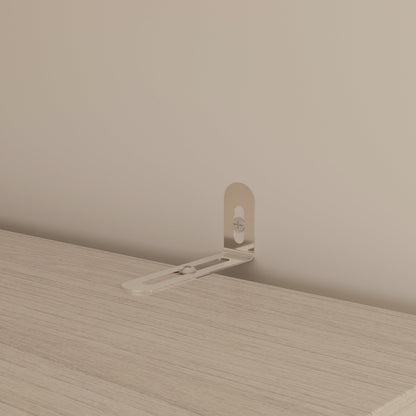 Armoire en bois massif et en panneaux de particules