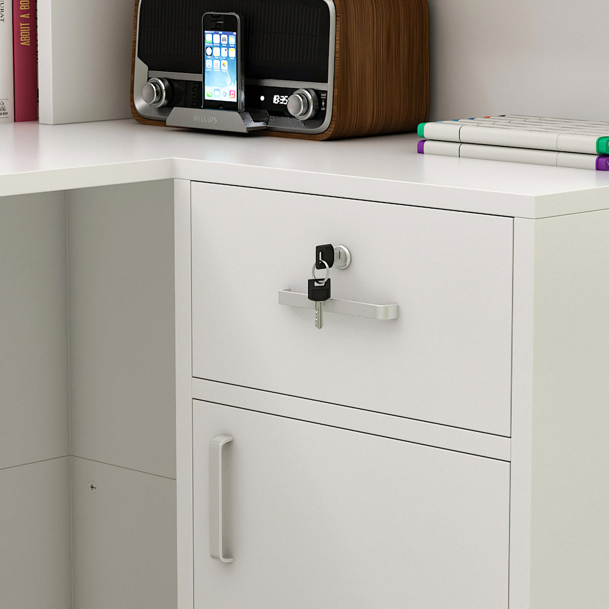 Bureau d'accueil en forme de L avec grands classeurs de rangement 