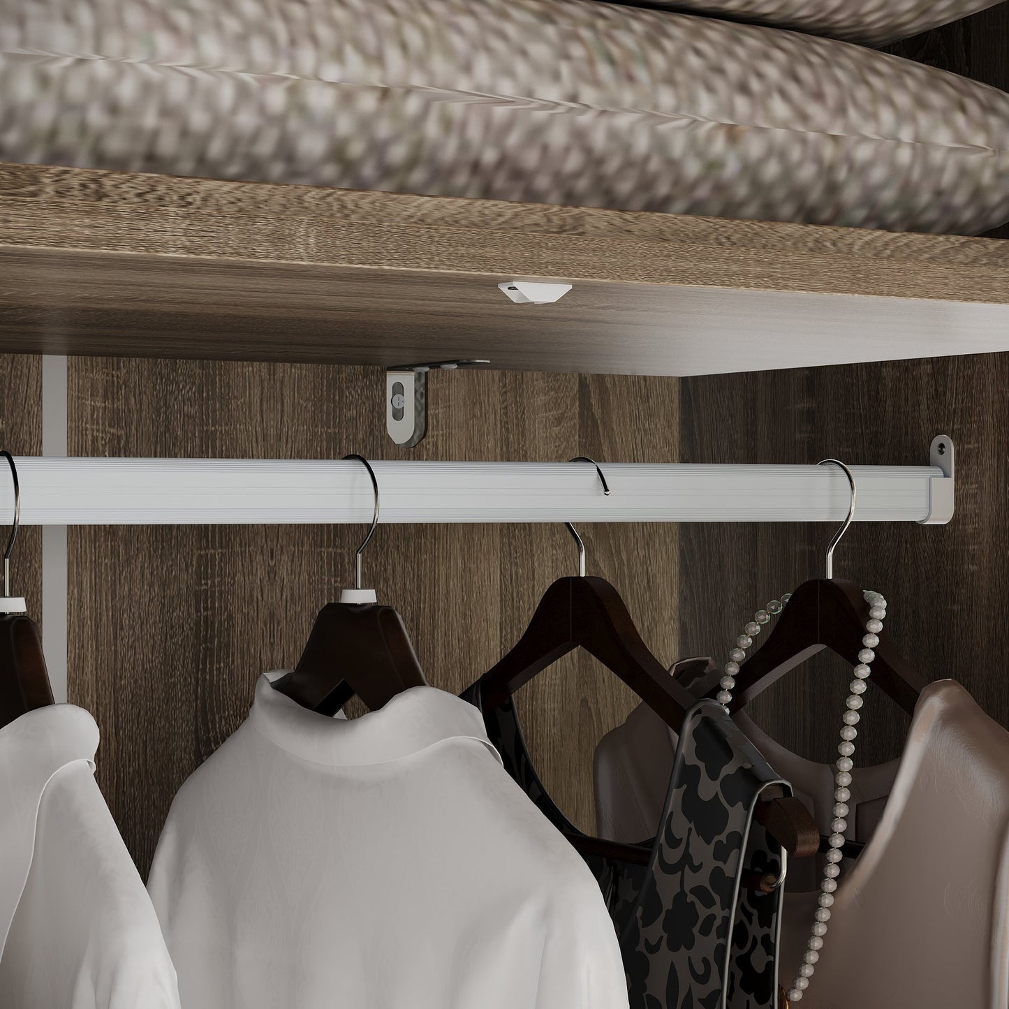 Armoire en bois massif et en panneaux de particules