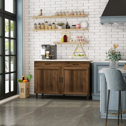 Îlot de cuisine en bois avec comptoir en placage de marbre et rangements