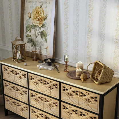 Commode à neuf tiroirs sculptée et ajourée d'une finesse exquise. L'élégance alliée à la fonctionnalité.