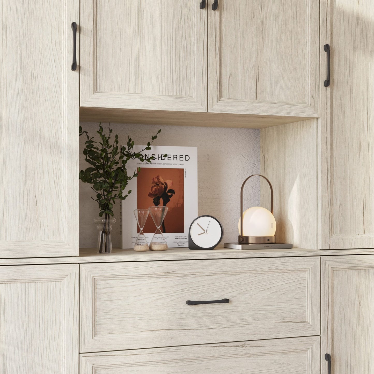 Meuble de rangement modulaire élégant : design épuré et combinaison de compartiments ouverts et fermés.