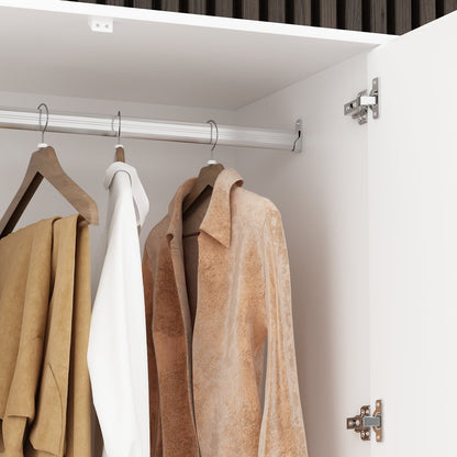 Armoire en bois massif et en panneaux de particules