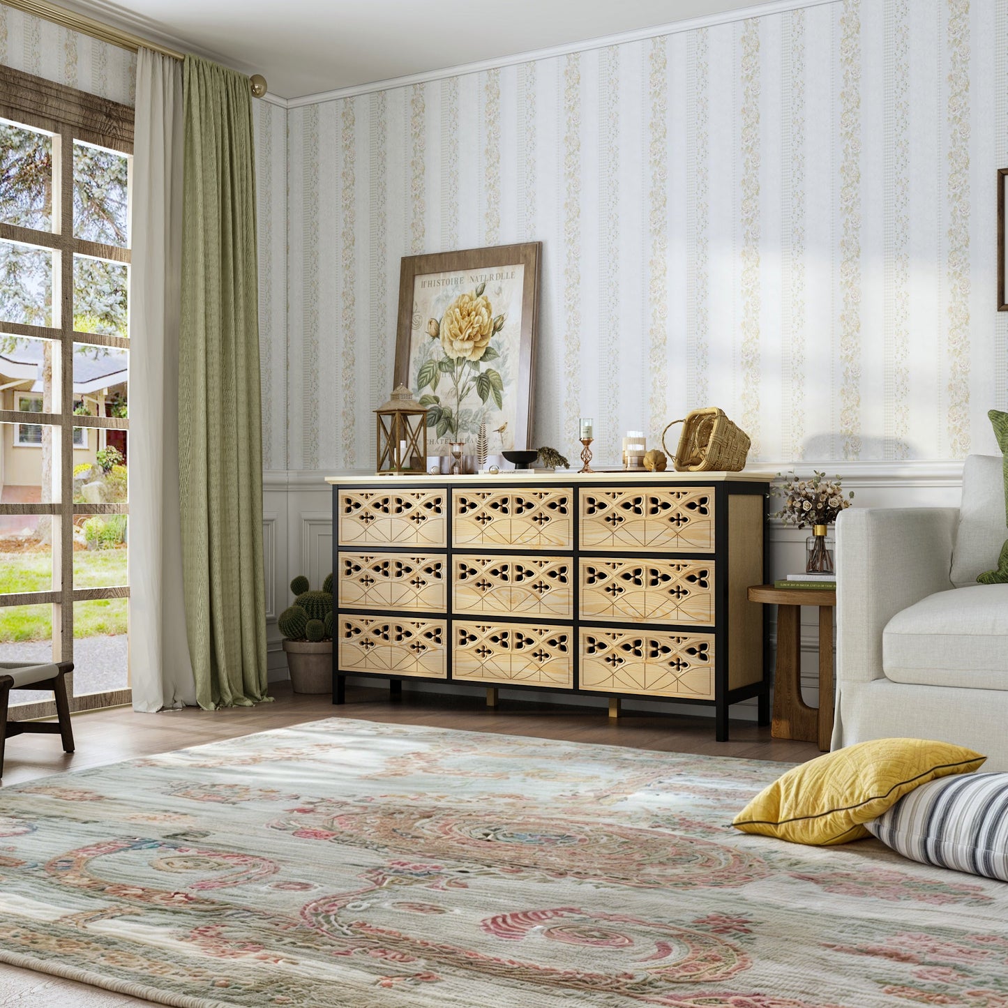 Commode à neuf tiroirs sculptée et ajourée d'une finesse exquise. L'élégance alliée à la fonctionnalité.