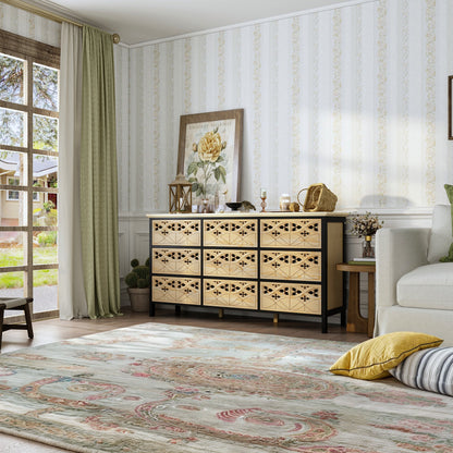 Commode à neuf tiroirs sculptée et ajourée d'une finesse exquise. L'élégance alliée à la fonctionnalité.