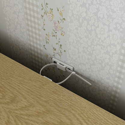 Commode à neuf tiroirs sculptée et ajourée d'une finesse exquise. L'élégance alliée à la fonctionnalité.