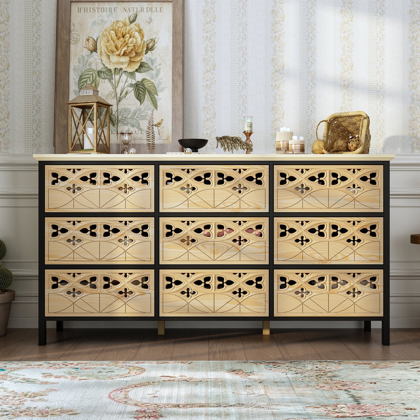 Commode à neuf tiroirs sculptée et ajourée d'une finesse exquise. L'élégance alliée à la fonctionnalité.