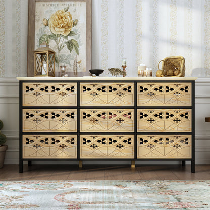 Commode à neuf tiroirs sculptée et ajourée d'une finesse exquise. L'élégance alliée à la fonctionnalité.