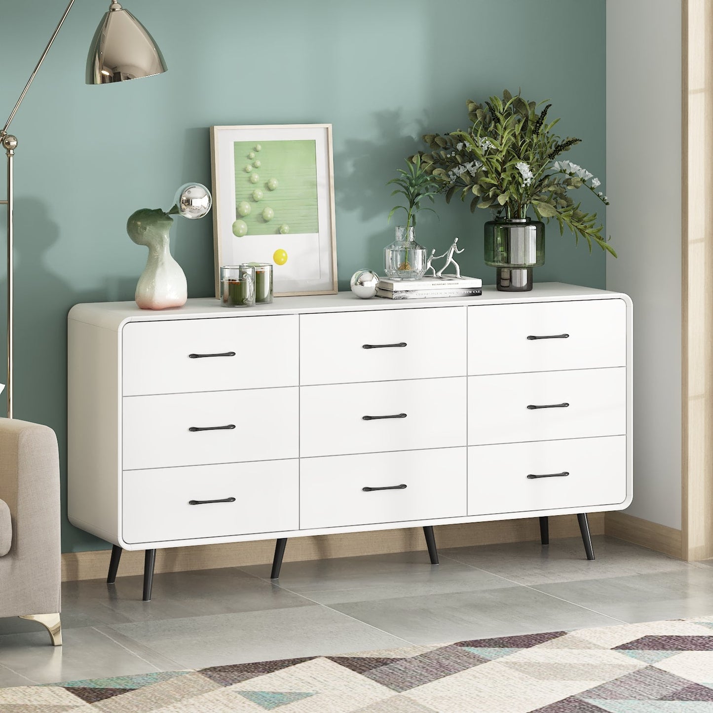 Commode à neuf tiroirs avec pieds en métal