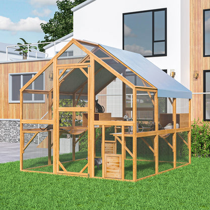 Grand enclos extérieur en bois pour chats, comprenant des niches, des ponts et des allées.