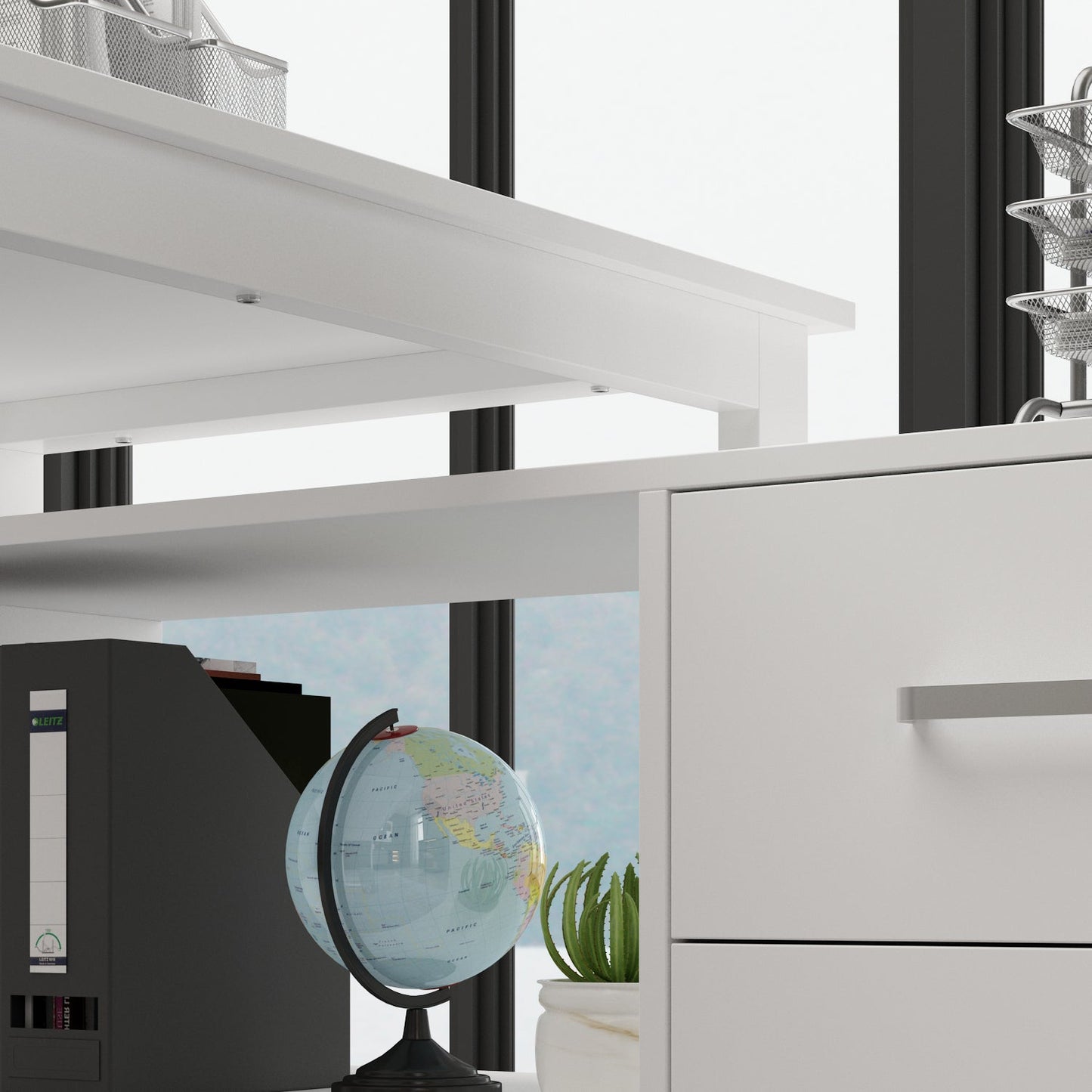 Bureau d'angle pour ordinateur avec grand espace de rangement, idéal pour un bureau à domicile.