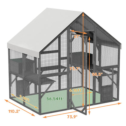 Grand enclos extérieur en bois pour chats, comprenant des niches, des ponts et des allées.