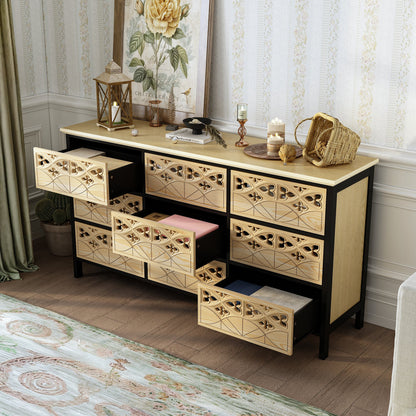 Commode à neuf tiroirs sculptée et ajourée d'une finesse exquise. L'élégance alliée à la fonctionnalité.