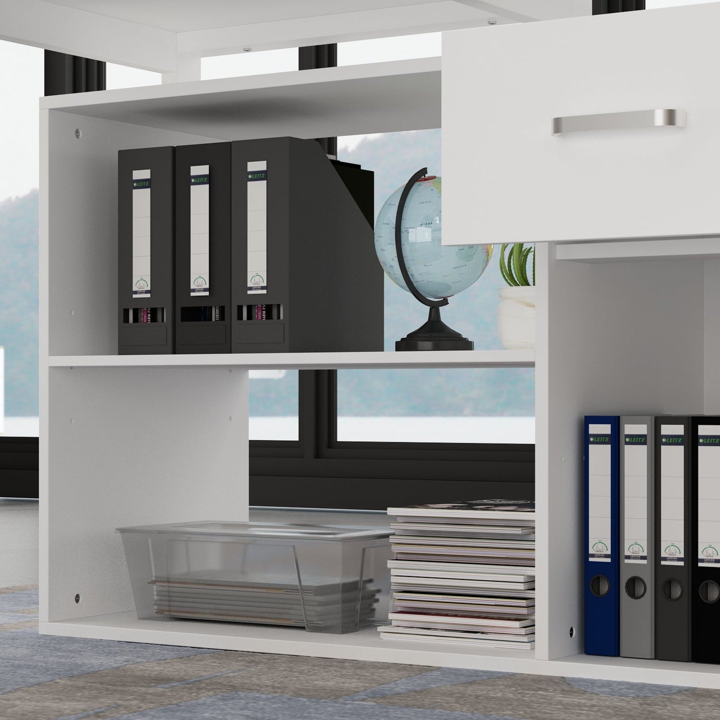 Bureau d'angle pour ordinateur avec grand espace de rangement, idéal pour un bureau à domicile.