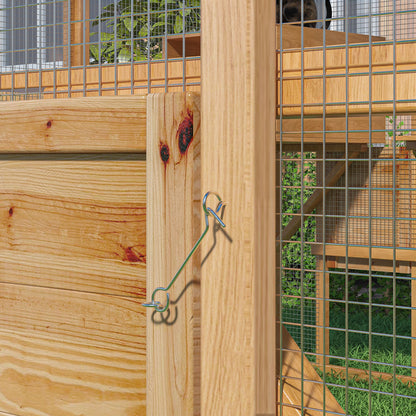 Grand enclos extérieur en bois pour chats, comprenant des niches, des ponts et des allées.