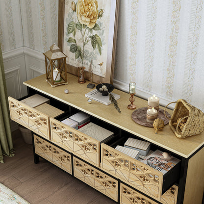 Commode à neuf tiroirs sculptée et ajourée d'une finesse exquise. L'élégance alliée à la fonctionnalité.