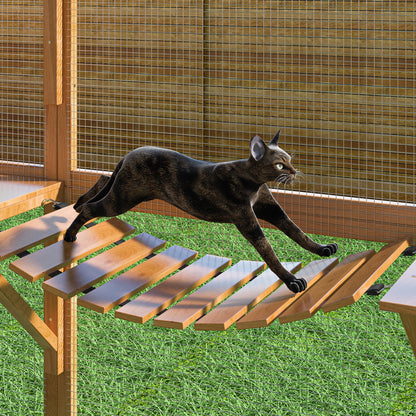 Grand enclos extérieur en bois pour chats, comprenant des niches, des ponts et des allées.