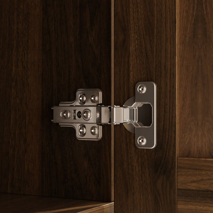 Îlot de cuisine en bois avec comptoir en placage de marbre et rangements