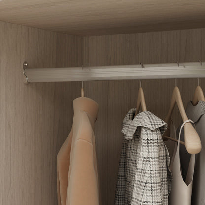 Armoire en bois massif et en panneaux de particules