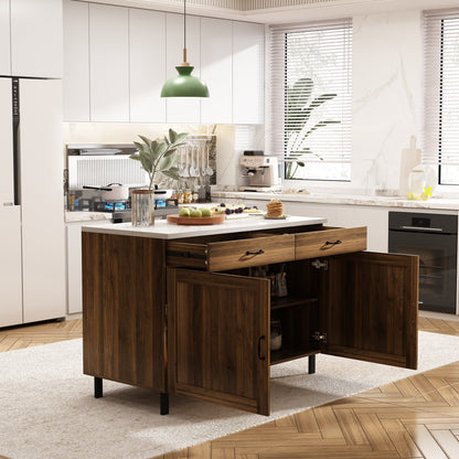 Îlot de cuisine en bois avec comptoir en placage de marbre et rangements