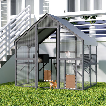 Grand enclos extérieur en bois pour chats, comprenant des niches, des ponts et des allées.