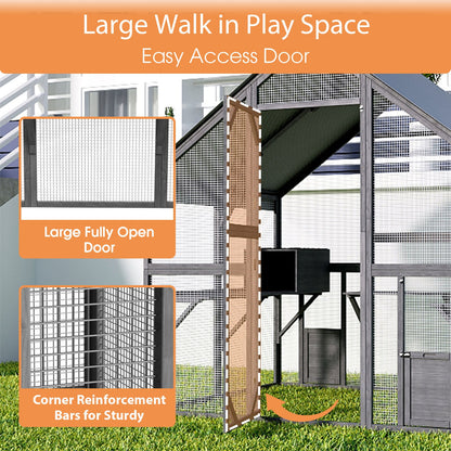 Grand enclos extérieur en bois pour chats, comprenant des niches, des ponts et des allées.