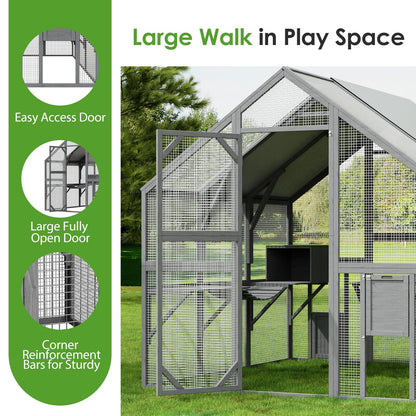 Grand enclos extérieur en bois pour chats, comprenant des niches, des ponts et des allées.